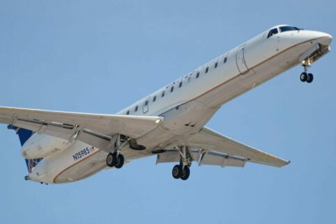 A United Express Embraer ERJ-145